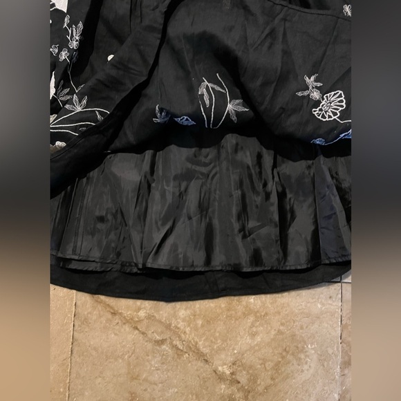 Carol Little embroidered black skirt, size 6 side zip excellent condition - Picture 9 of 11